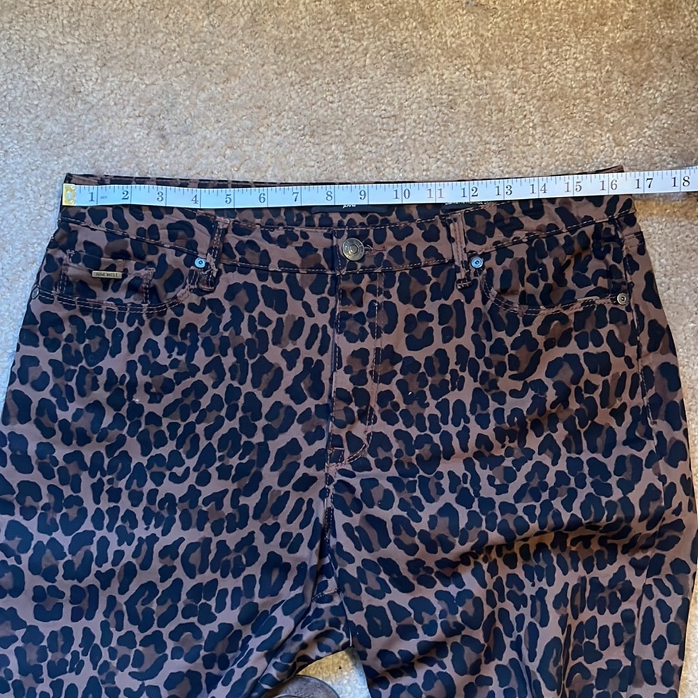 9 West high rise leopard print l🐆 stretch jeans with tapered legs, size 10 - Picture 2 of 6